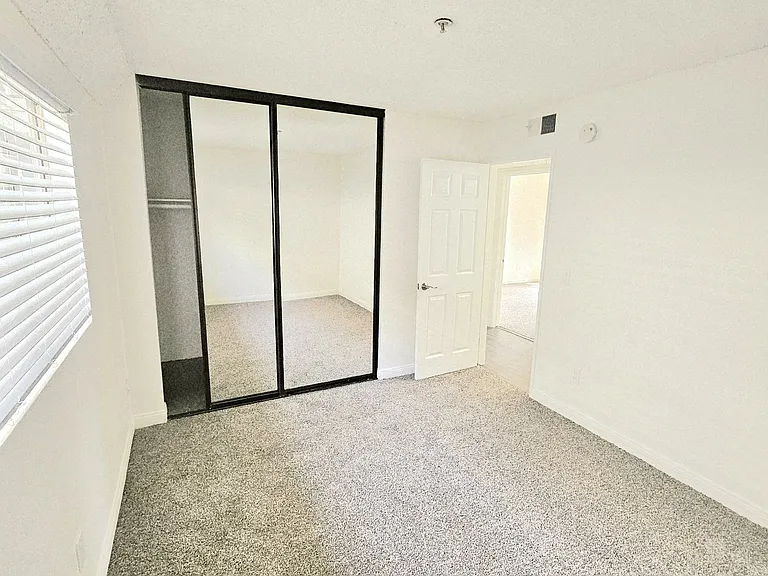 Yorktown Apartments — Photo 21