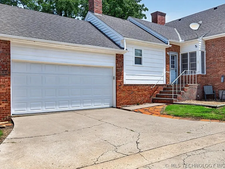 1525 Hillcrest Dr — Photo 35