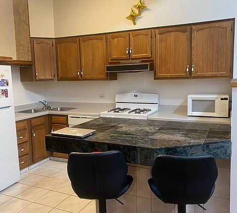5th image of 2023 N Kenmore Ave APT 2F