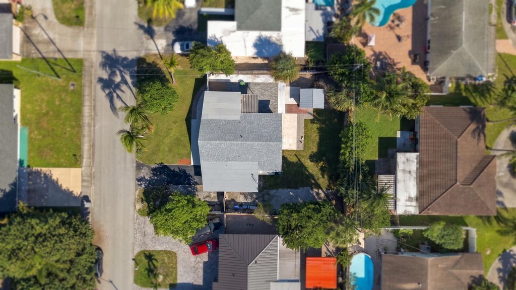 1810 NE 42ND Street, photo 3