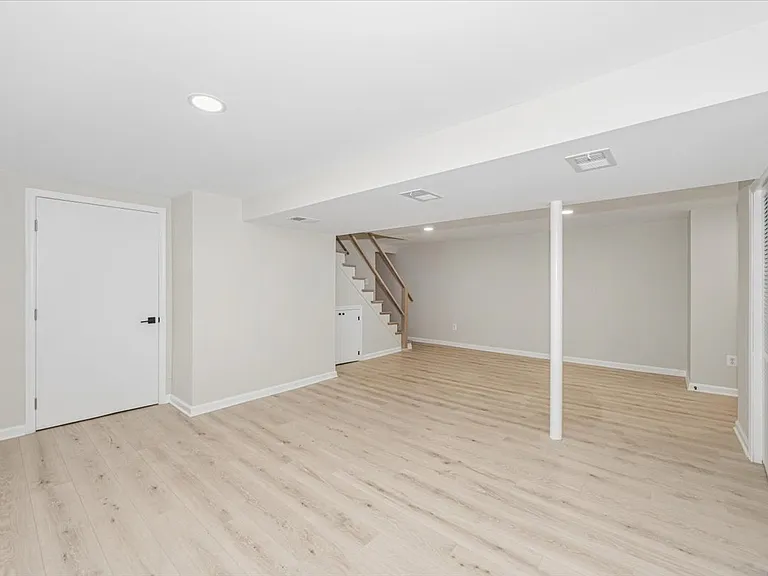 8624 Parliament Dr — Photo 32