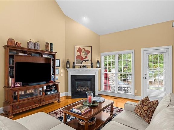 4th image of 36 Willett Way