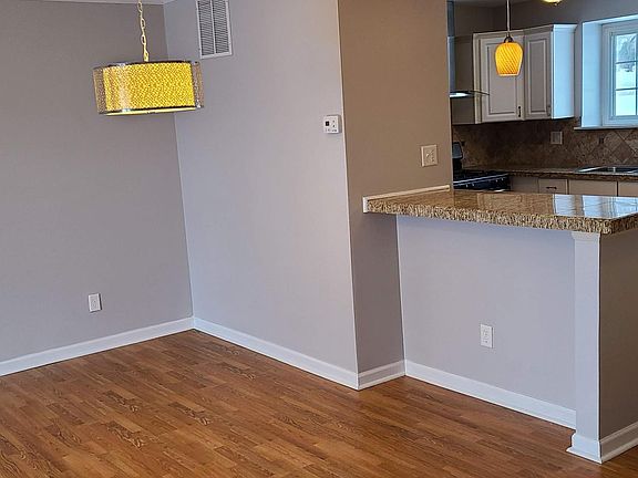 5th image of 15 Longmont Ct