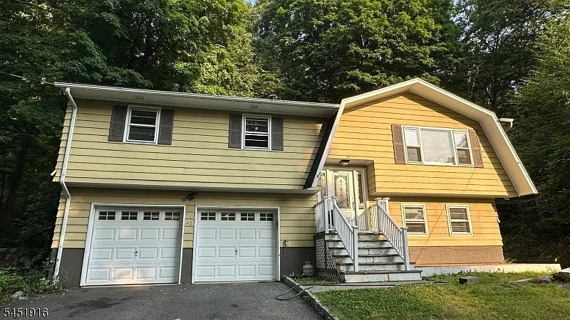 95 Longwood Lake Rd