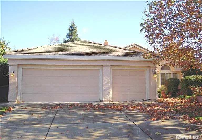 8951 N Camden Dr photo 1