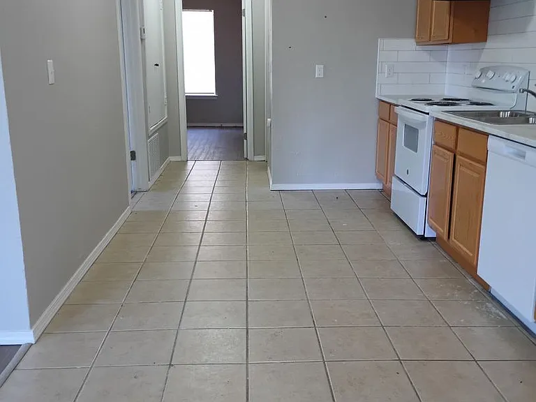 1020 N Spencer Rd — Photo 4