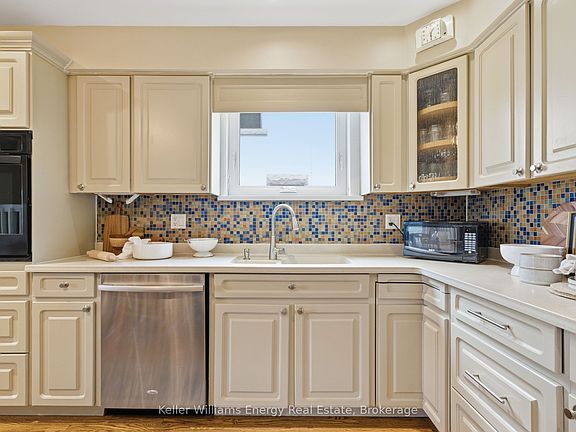 4th image of 452 Simcoe St N