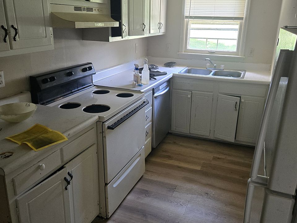 2nd image of 1997 Cambridge Dr APT 1