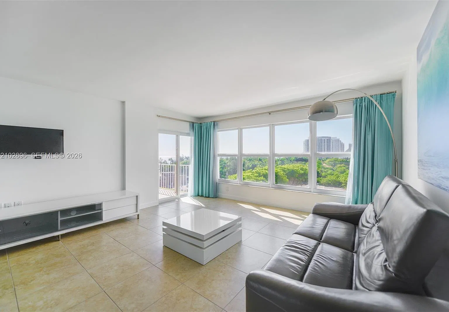 Carlton Tower Condo — Photo 2
