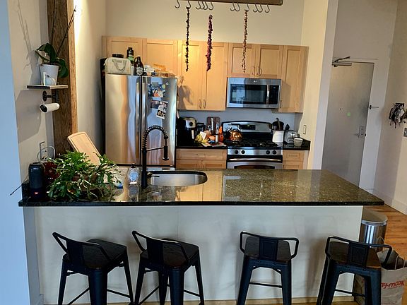 4th image of 589 Essex St #1