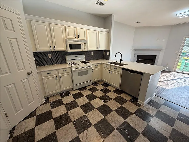 3381 Hidden Cove Cir — Photo 3