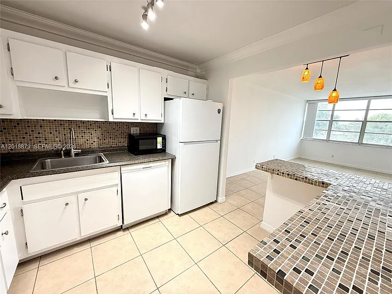 2771 Taft St #411 — Photo 8