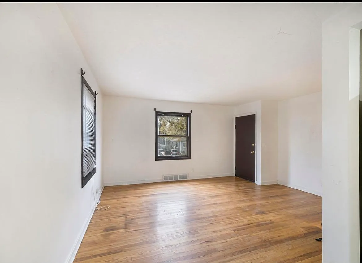 2 bed, 900 sqft, $1,350 — Photo 2