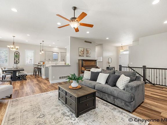 5th image of 824 W Dale Blvd