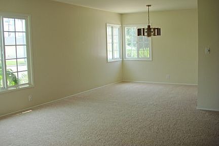 3rd image of 9233 Roseglen St