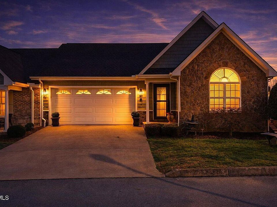 1st image of 216 Bridgewater Ct