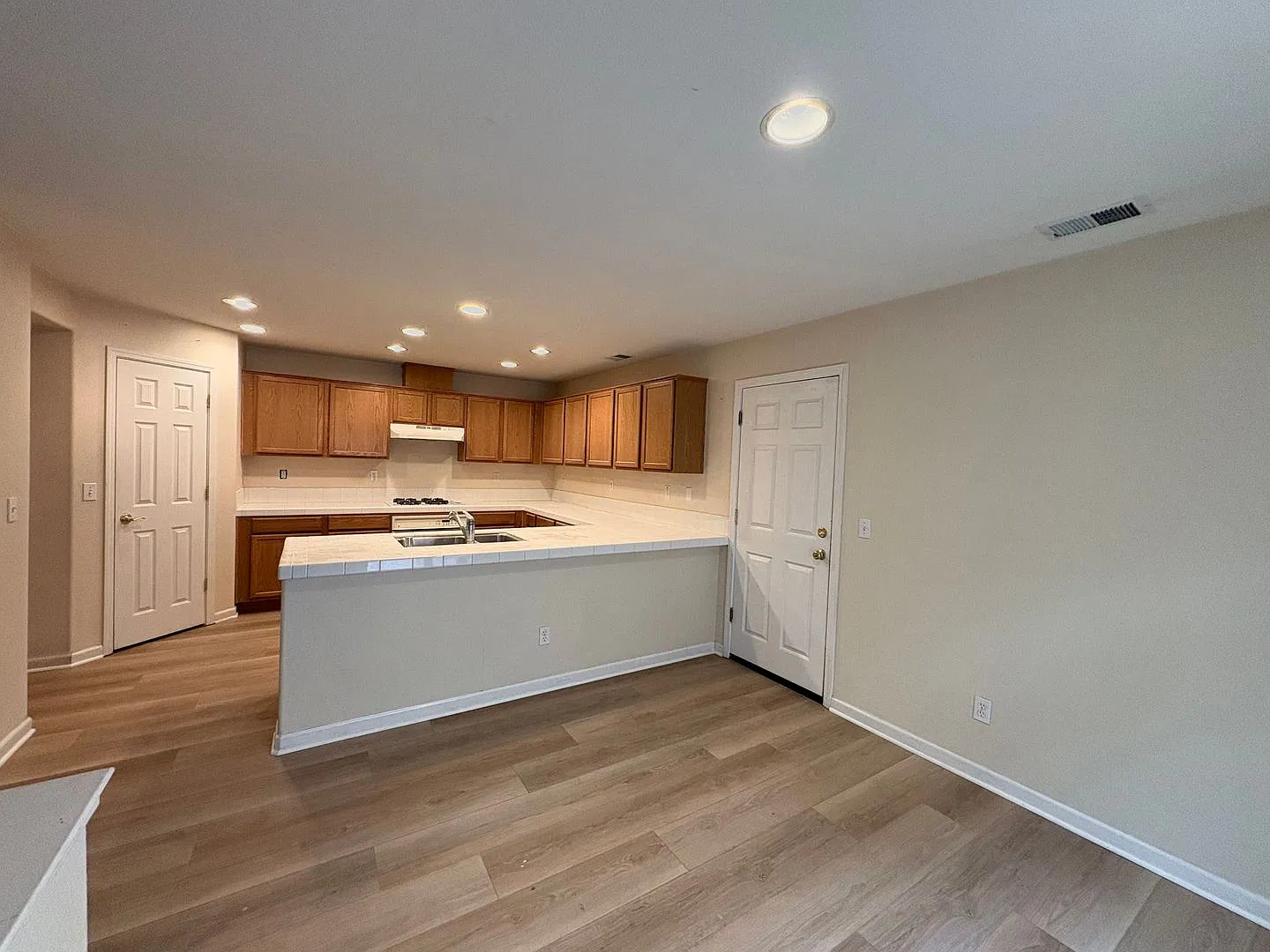 Gated 3 Bedrooms + den/optional 4th + open loft, 2.5 baths in Pittsburg — Photo 4