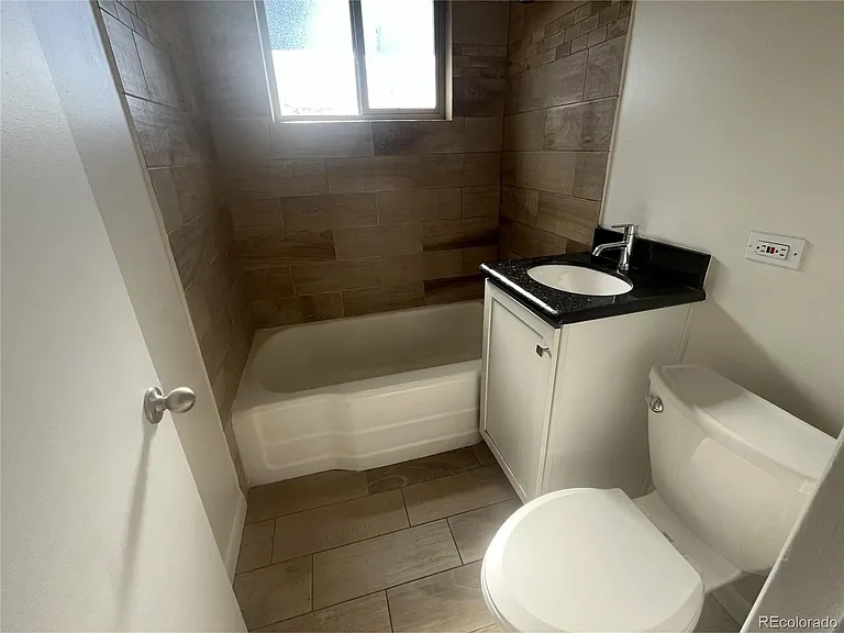 860 Dahlia St — Photo 14