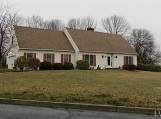 216 Fence Row Dr, Nazareth, PA