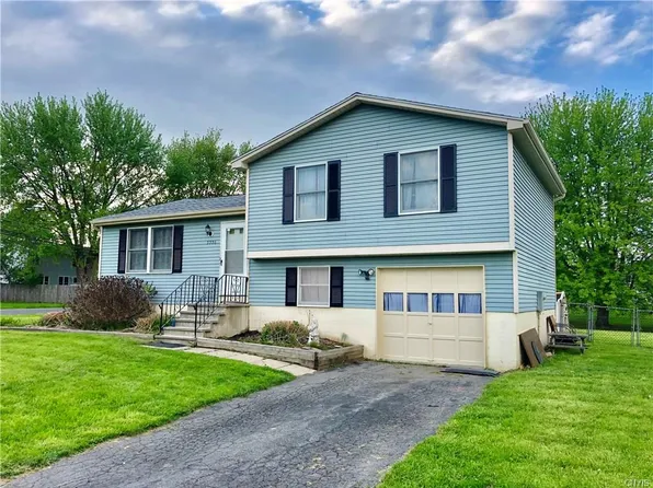 5556 Chateau Ln, Clay, NY 13041