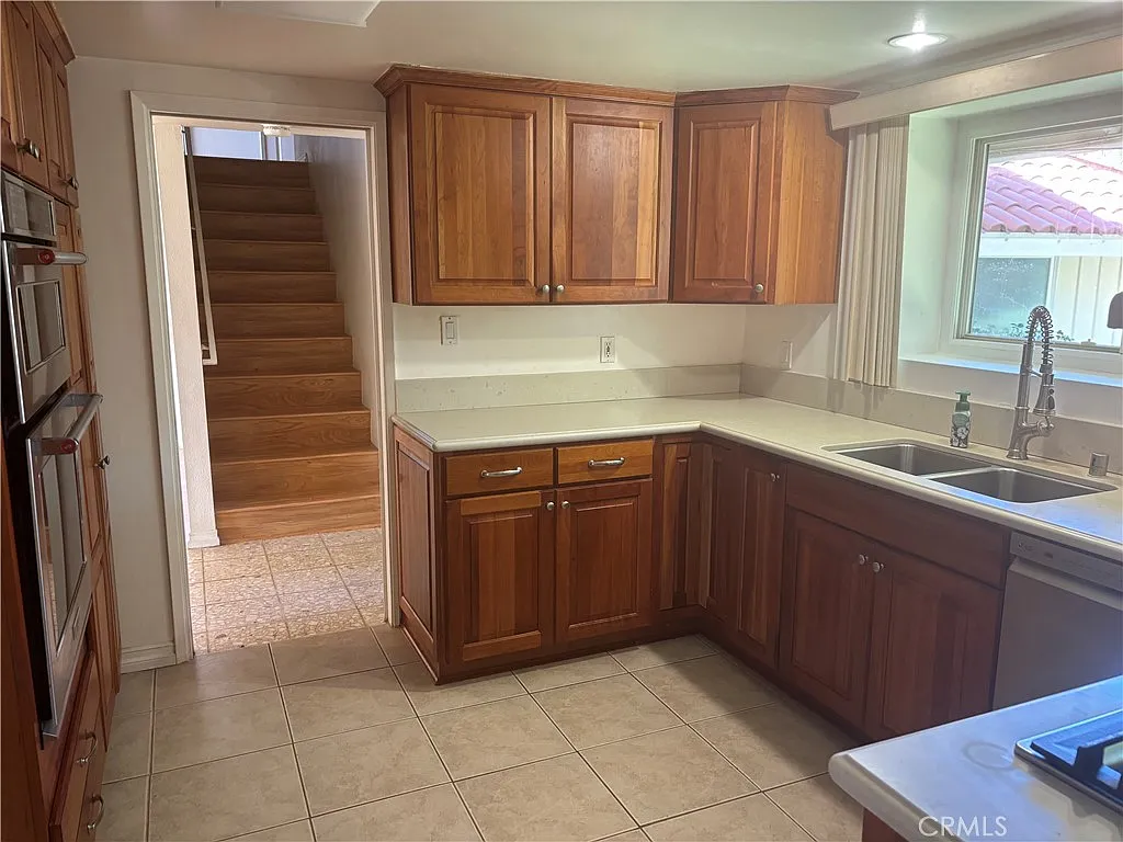 4 bed, 2615 sqft, $6,900 — Photo 3