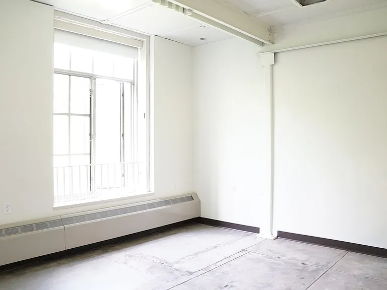 521 W 2nd Street - Leijona — Photo 10