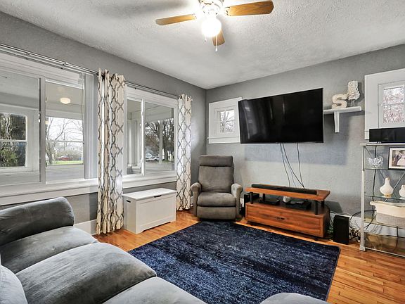 3rd image of 609 S Park Blvd