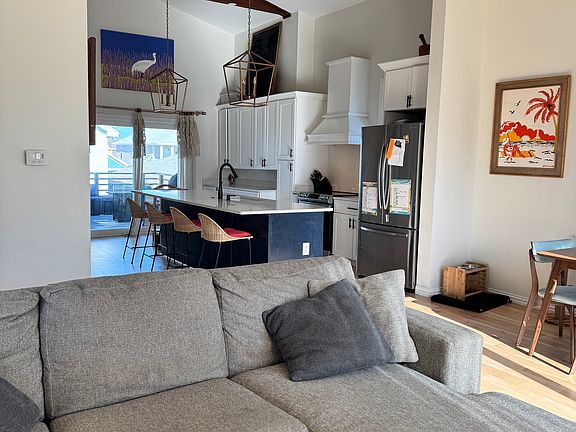 4th image of 209 Nautilus St