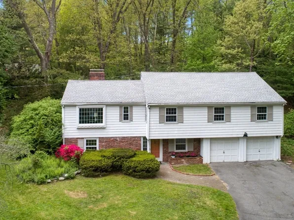 5 Alexandra Rd, Lynnfield, MA 01940