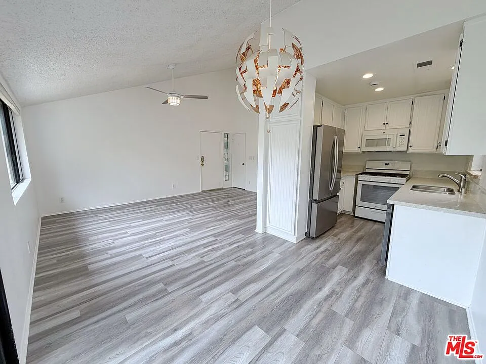 3 bed, 2.0 bath, 934 sqft, $3,100 — Photo 3