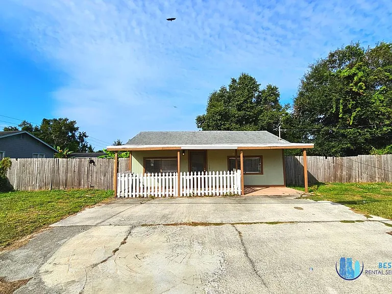 832 N Combee Rd — Photo 2