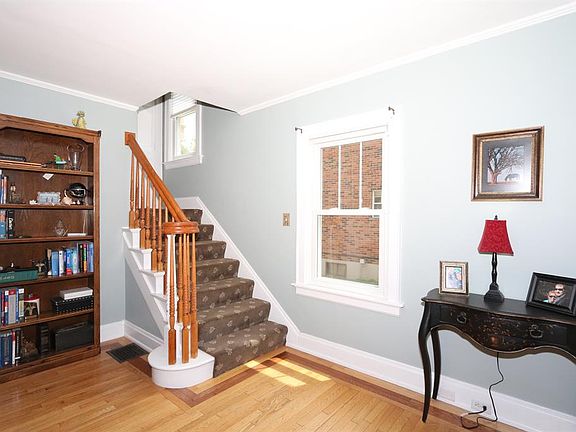 3rd image of 824 Saint James Ave