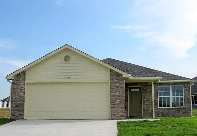 2502 Hunters Ct — Photo 1