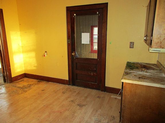 3rd image of 704 E Lake St