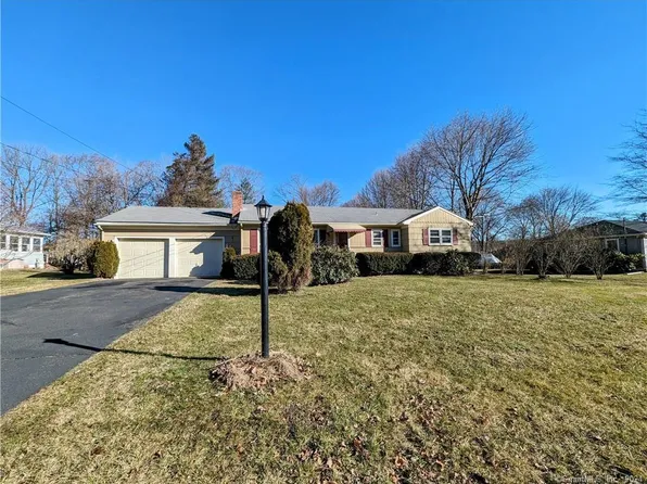 15 Valley Stream Drive, Danbury, CT 06811