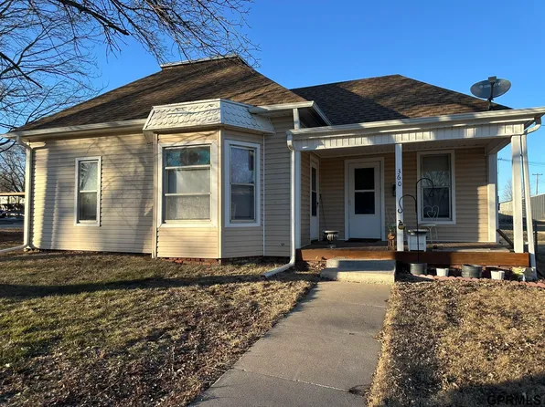 360 Adams St, Clatonia, NE 68328