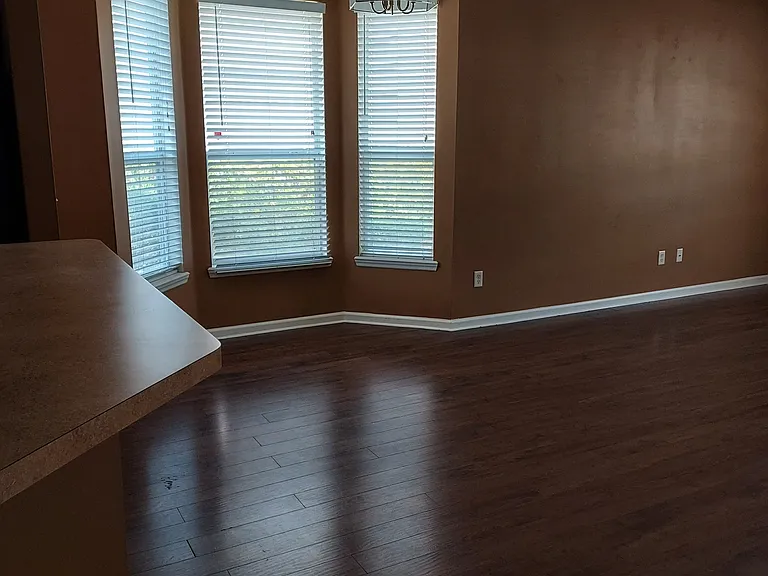532 Hopewell Dr — Photo 1