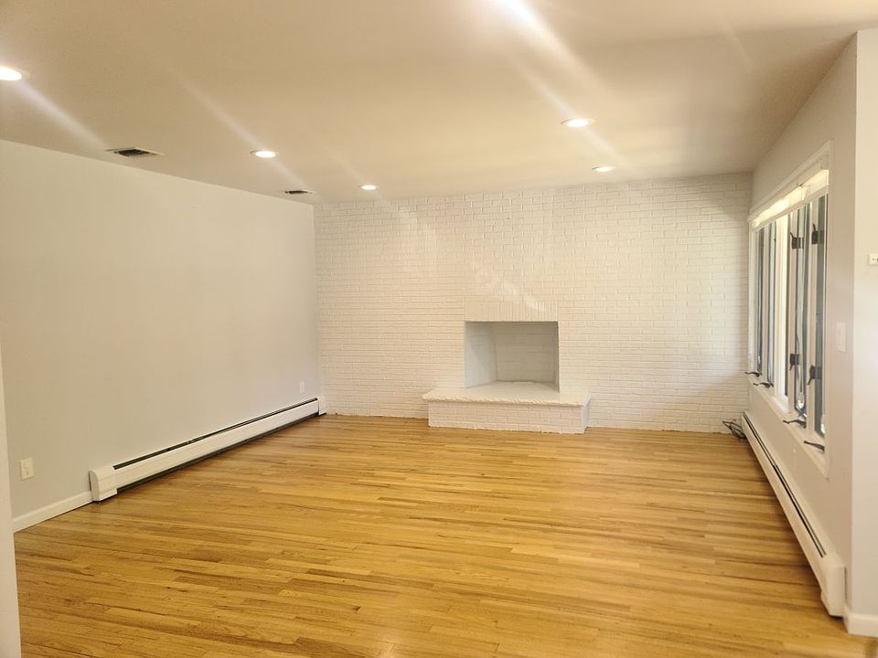 1st image of 519 Broad Ave APT 1