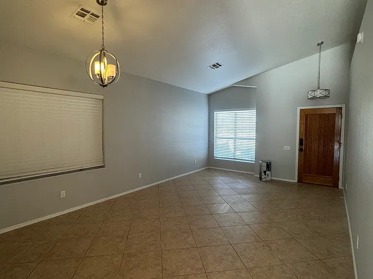 2523 E Parkside Ln — Photo 8