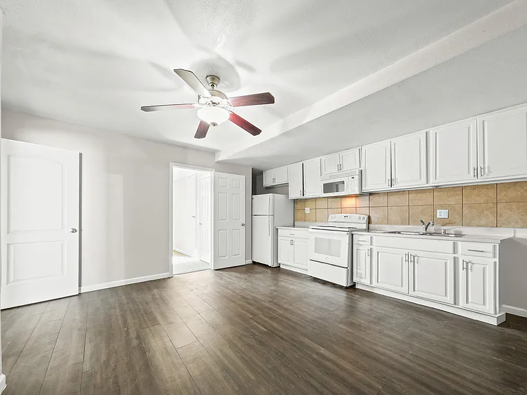 Montego Apartments — Photo 15