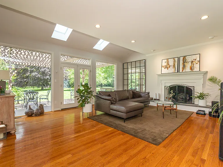 8809 Saunders Ln — Photo 44