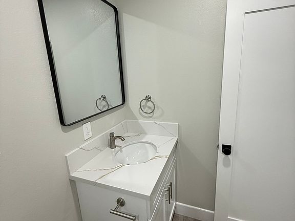 4th image of 720 1/2 Penrith Dr