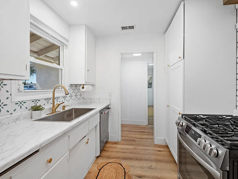 16002 Warren Ln — Photo 21