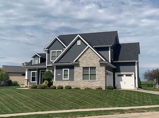 6312 Whispering Pine Dr, Davenport, IA 52807