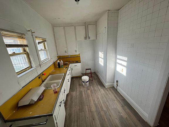 4th image of 933 N Marine Ave