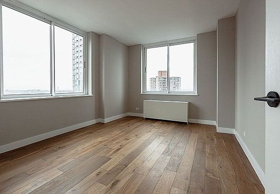 5th image of 560 W 43rd St APT 27J
