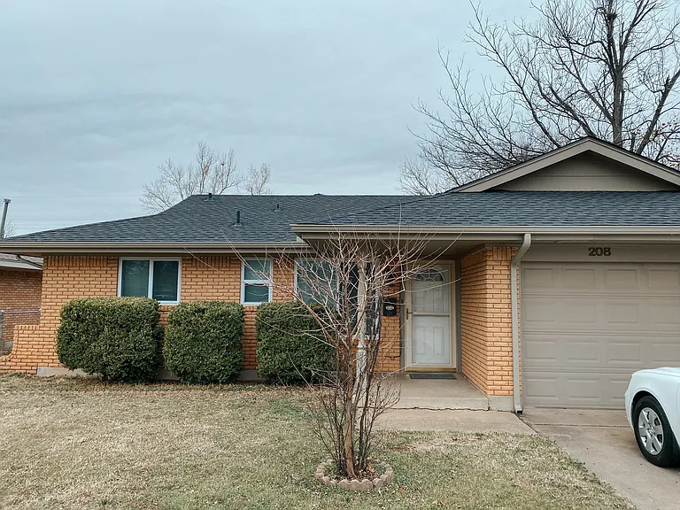 208 Thompson Dr — Photo 1