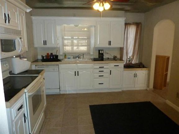 3rd image of 1016 W White Oak St