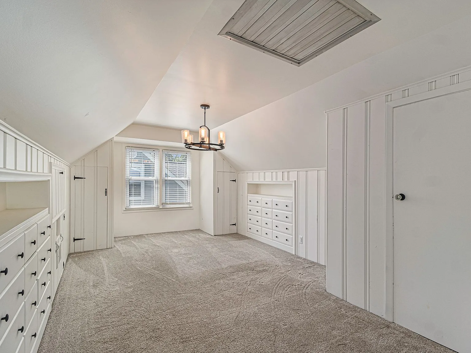 3 bed, 1.0 bath, 1036 sqft, $2,093 — Photo 4