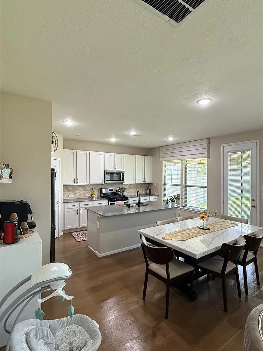 5 bed, 2.5 bath, 2730 sqft, $2,650 — Photo 4